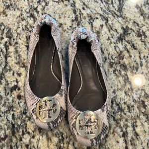Snakeskin Tory Burch flats with gold TB logo 🐍 ✨